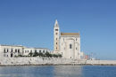 Vi havde et kedeligt vejr med regnbyger, da vi gik rundt i Trani, men dagen efter, da vi sejlede videre, var det klaret op. Her den store katedral på molen i Trani.
