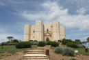 Castel del Monte, et slot/fæstning (man ved ikke rigtigt, hvad det har været brugt til) er bygget af Frederik II og ligger ude på landet langt væk fra alting.