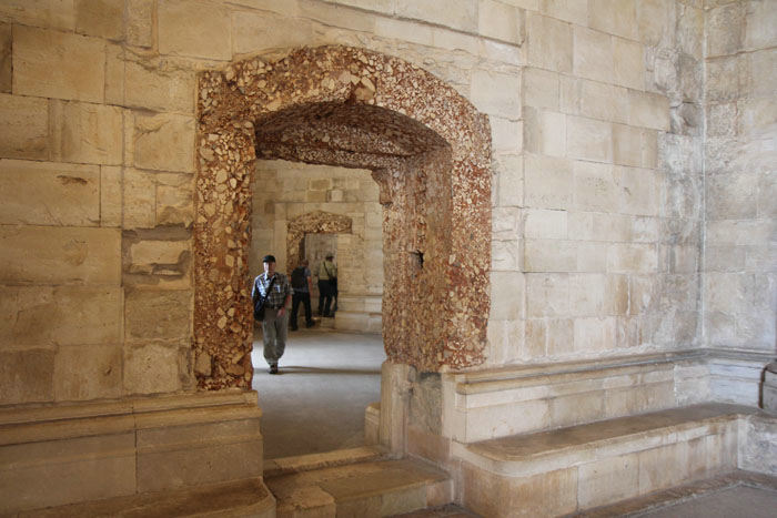 Et billede fra det indre af Castel del Monte. Bygningen er ottekantet med otte tårne. Den er for øvrigt afbilledet på 1 cent mønten.  