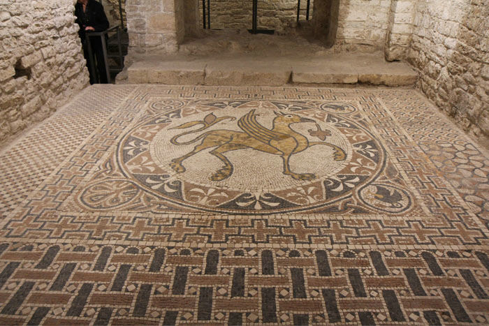 Et af de flotte mosaikgulve under katedralen i Bitonto. Man har fundet resterne af en gammel kirke under den nuværende og lavet et flot museum under det nuværende kirkegulv.
