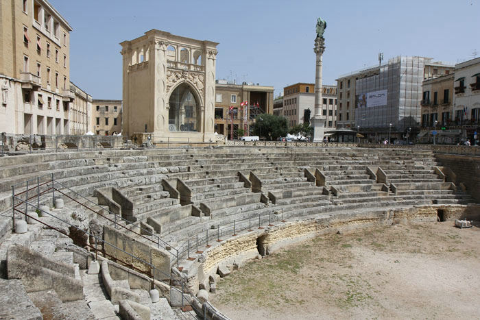 Det romerske amfiteater i Lecce. Midt i billedet den lille San Marco kirke.