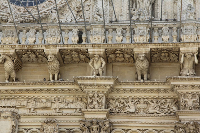 Nærbillede af udsmykningen på Santa Croce kirken på Palazzo dei Celestini. Det har været lidt af et job at lave den udsmykning.