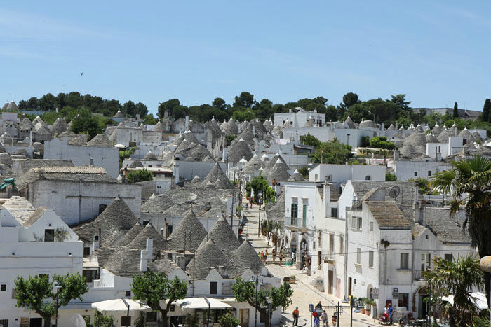 Udsigten ud over et af områderne i Alberobello med de meget specielle trulli huse. Der er tre store områder i Alberobello, hvor der er rigtig mange af de gamle trulli huse. 