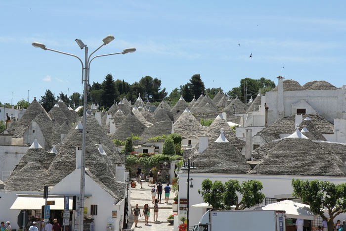 Udsigten ud over trulli husene i Alberobello. Tagene er bygget op af sten uden brug af cement eller mørtel.