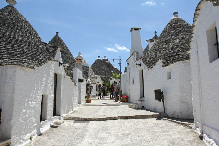En af de smalle gader i Alberobello, hvor der kun findes trulli huse. I andre dele af Alberobello er der almindelig huse imellem de gamle trulli huse. 