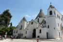 Selv kirken i Alberobello er bygget i trulli stil med de runde tage af sten. 