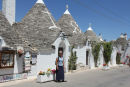 Skipperinden foran nogle af de flotte trulli huse i Alberobello. Det er en af gaderne i den del af byen, der er mest besøgt af turisterne.