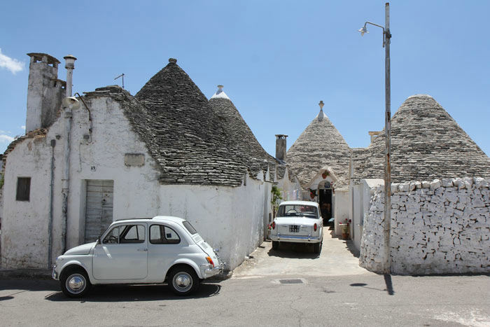 En anden del af Alberobello, hvor trulli husene er beboet af ældre mennesker, og hvor der ikke kommer så mange turister. Læg mærke til de fine gamle biler.
