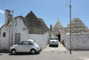 En anden del af Alberobello, hvor trulli husene er beboet af ældre mennesker, og hvor der ikke kommer så mange turister. Læg mærke til de fine gamle biler.