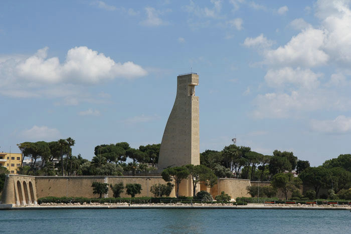 Mindesmærket ved havnen i Brindisi. Det er 50 m højt og rejst til ære for de sejlende.
