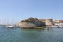Fæstningen i Gallipoli med lystbådehavnen lige neden for. Den gamle by ligger ude på en ø lige bag fæstningen.