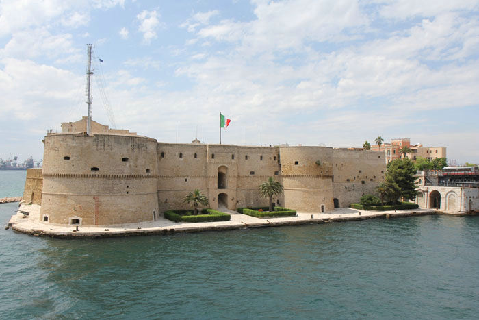 Den flotte gamle fæstning ved indsejlingen til Taranto.