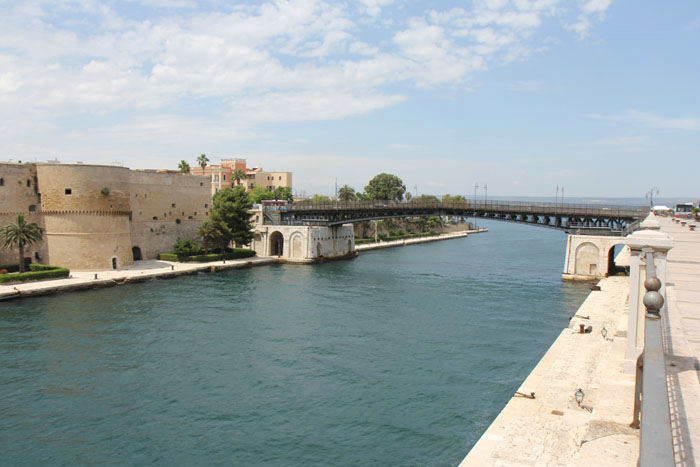 Fæstningen og den gamle bydel i Taranto ligger ude på en ø forbundet til fastlandet med 2 broer. Her den gamle svingbro, der åbnes, når skibene skal ind i indhavet bag Taranto. 