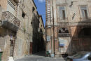 Den gamle bydel i Taranto var en skuffelse. Byen var meget forfalden. Her bygningerne rundt om torvet foran katedralen.