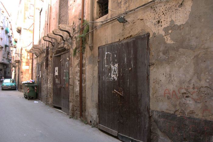 Nogle af de forfaldne bygninger langs hovedgaden i den gamle bydel i Taranto. 