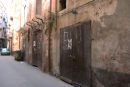 Nogle af de forfaldne bygninger langs hovedgaden i den gamle bydel i Taranto. 