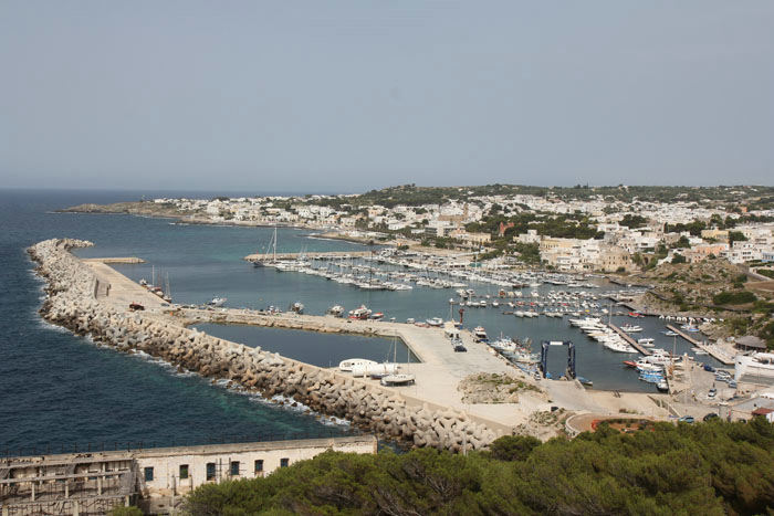 Udsigten ud over marinaen i Santa Maria de Leuca, set oppe fra fyrtårnet/klosteret.