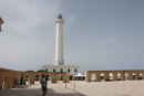 Fyrtårnet oppe på klipperne øst for marinaen i Santa Maria de Leuca. Fyrtårnet ligger højt oppe på en klippe. 