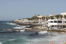 Kysten vest for marinaen i Maria Santa de Leuca. Det blæste meget, mens vi ventede på at komme over til Crotone. Normalt er stranden fyldt med badegæster, men ikke i dag.