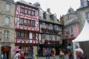 Plads St-Corentin ved katedralen i Quimper, med de flotte gamle huse.