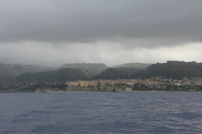 Vi havde i perioder et rigtig elendigt vejr med regnbyger og vind på turen til Vibo Valentia. Her passerer vi den flotte by Tropea. 