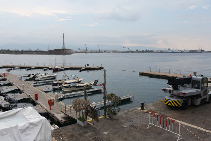 Messina – Marina Del Nettuno, hvor dækmolen var blevet ødelagt af en hækbølge fra et stort krydstogtskib kort forinden. Skibene, der passerede forbi, gav en del uro i havnen.