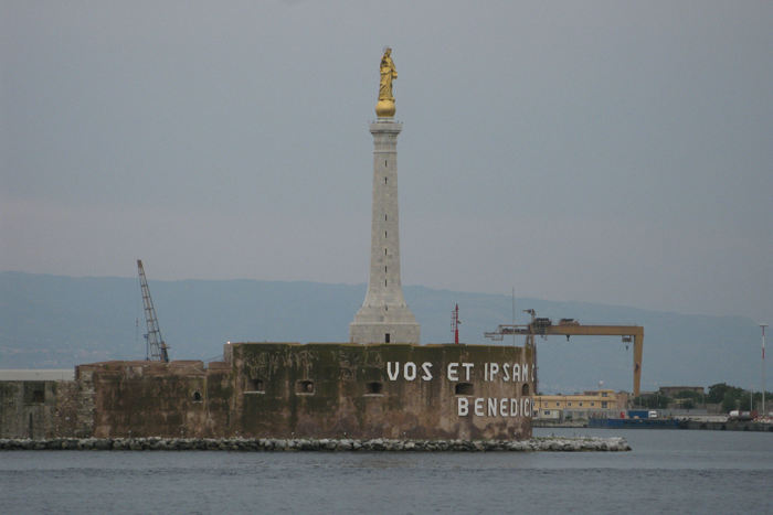 En kæmpestor forgyldt Madonnafigur ved indsejlingen til havnen i Messina.
