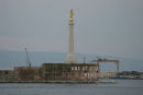En kæmpestor forgyldt Madonnafigur ved indsejlingen til havnen i Messina.