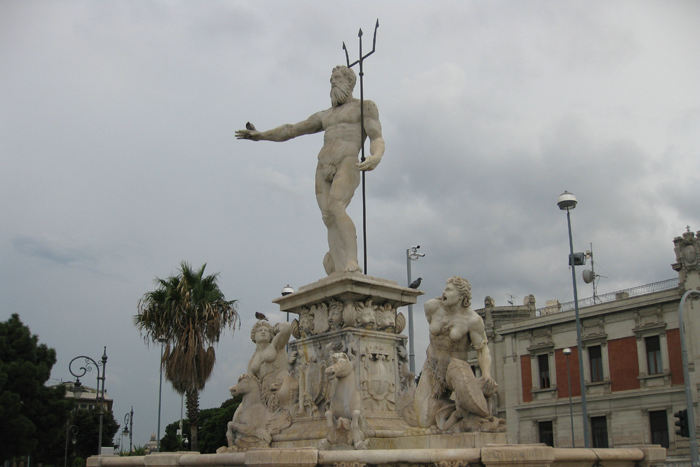 Neptunfontænen, der står lige oven for Marina Del Nettuno i Messina.