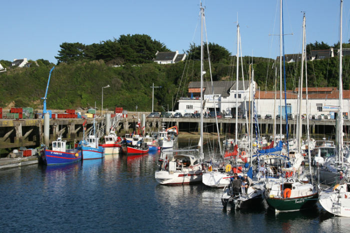 Port Tudy på Ile de Groix. Vi var så heldige at få den sidste plads inde i havnen; der lå allerede mange ude ved bøjerne i yderhavnen.