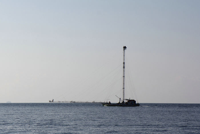 På turen ned gennem Messinastrædet mødte vi en af de specielle både til fangst af sværdfisk. De har en ca. 20 m høj mast til observation og en ca. 20 m lang gangbro, hvorfra de harpunerer sværdfisken.