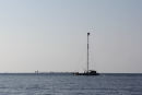 På turen ned gennem Messinastrædet mødte vi en af de specielle både til fangst af sværdfisk. De har en ca. 20 m høj mast til observation og en ca. 20 m lang gangbro, hvorfra de harpunerer sværdfisken.