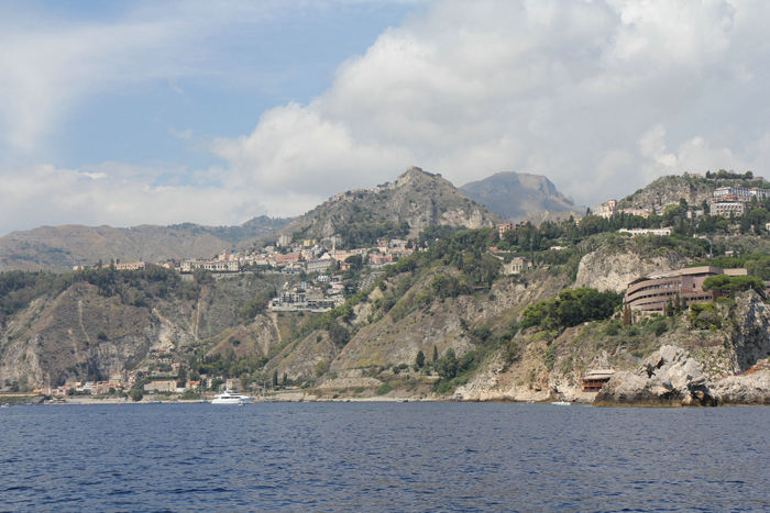 På turen syd på langs Siciliens østkyst passerede vi Taormina. Vi besøgte den senere fra landsiden. 