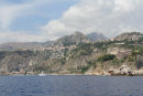 På turen syd på langs Siciliens østkyst passerede vi Taormina. Vi besøgte den senere fra landsiden. 
