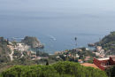 Udsigten oppe fra Taormina ud over Middelhavet med halvøen Isola Bella.