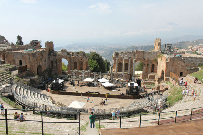 Det antikke teater i Taormina. Det benyttes stadig til koncerter. Øverst til højre i billedet skimtes toppen af Etna.