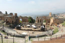 Det antikke teater i Taormina. Det benyttes stadig til koncerter. Øverst til højre i billedet skimtes toppen af Etna.
