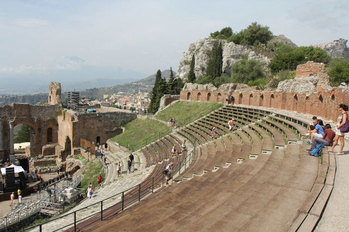 Parti fra det antikke teater i Taormina. Man har restaureret siddepladserne, så det kan benyttes til koncerter.