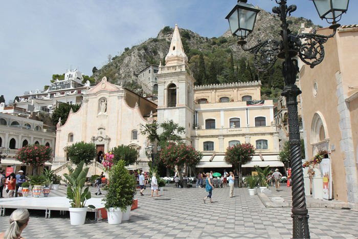 Pladsen foran domkirken S. Nicola di Bari i Taormina på Sicilien.