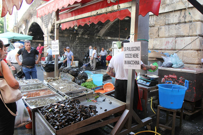 Det berømte og store fiskemarked i Catania.