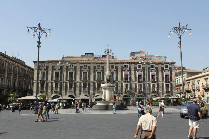 Piazza del Duomo i Catania med elefantstatuen og de flotte palæer rundt om pladsen.