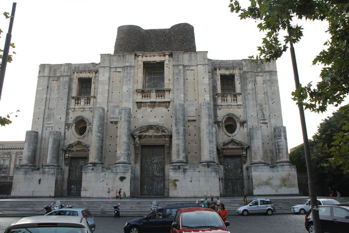 Kirken San Nicoló i Catania. Kirken er aldrig blevet bygget færdig udvendig, men indvendig skulle den være rigtig flot. Den var desværre lukket, da vi kom forbi.