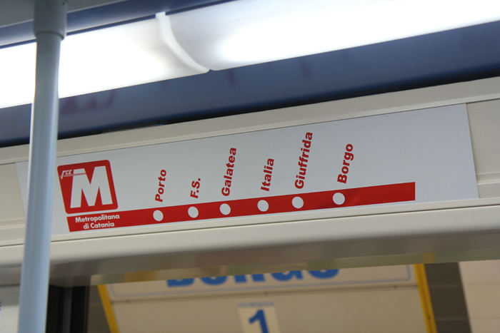 Efter sigende skulle Catania have verdens korteste metro; den er 3,8 km. lang med 6 stationer. Vi benyttede den, da vi skulle ud til Ferrovia Circumetnea.