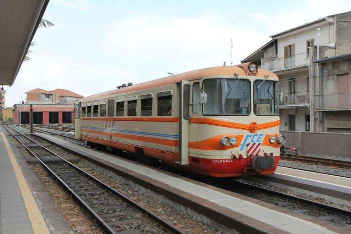 Endestationen på Ferrovia Circumetnea med et af de gamle tog. Ferrovia Circumetnea er en gammel jernbane, der kører hele vejen rundt om Etna.