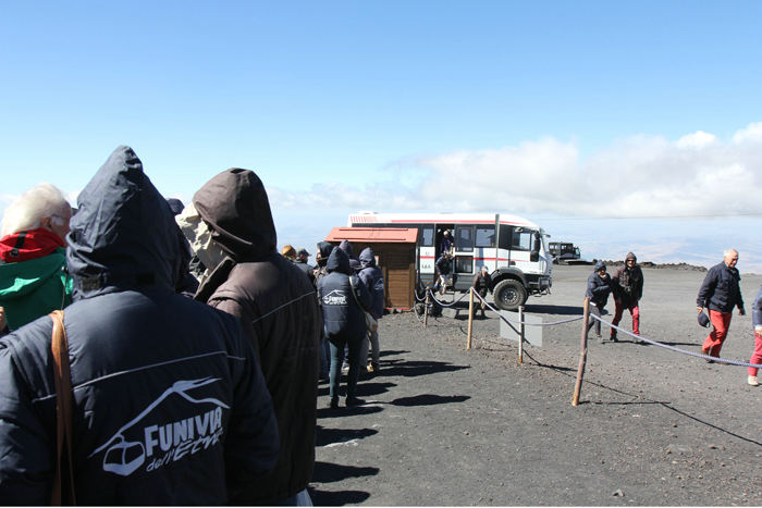 Ved vort første besøg på Etna blæste det så meget, at svævebanen var lukket, og vi blev kørt op til svævebanens endestation med busser. 