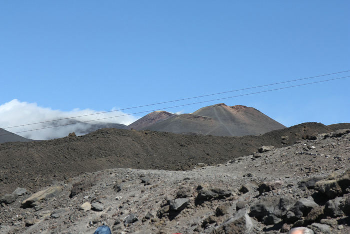 Da vi nåede op til, hvor svævebanen ender, og vi skulle videre med bus op til toppen, var det stadig klart, og vi kunne se kraterne på toppen af Etna.