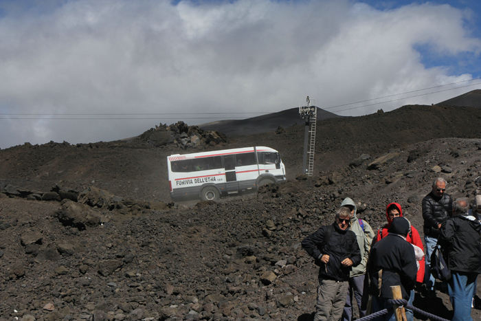 Inden vi kom med bussen, (der var en meget lang kø), var skyerne begyndt at lægge sig rundt om toppen af Etna. 
