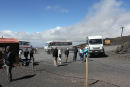 Da vi nåede toppen af Etna – 3350 m. – lettede skyerne lidt; dog kun for en kort bemærkning. På grund af højden var det bidende koldt.