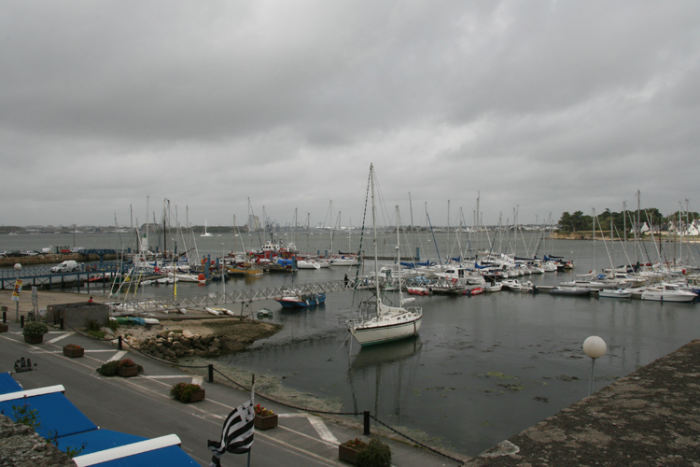 Port Louis. Vejrmeldingen lød på hård vind, og da vi havde set hvad der var at se i Lorient, besluttede vi at sejle ud til Port Louis, ved indsejlingen til Lorient.