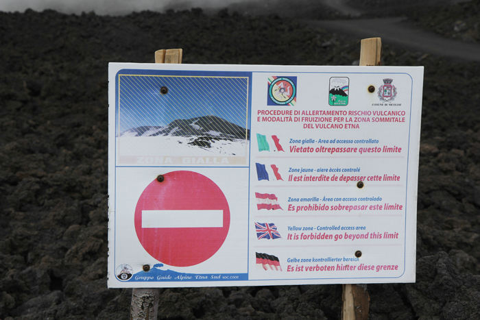 Man kan ikke komme helt op til kanten af hovedkrateret på Etna. Den er stadig aktiv, og der stiger svovldampe op fra krateret.
